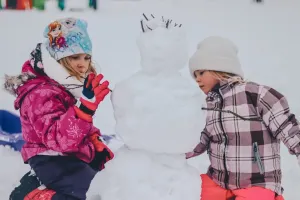 Kurtki zimowe dziecięce – czym się muszą charakteryzować?